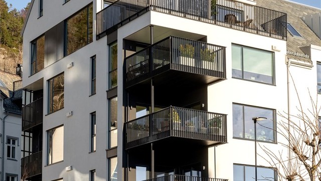 Fasade. Leiligheten ligger i 5. etasje med terrasse på 11 m2