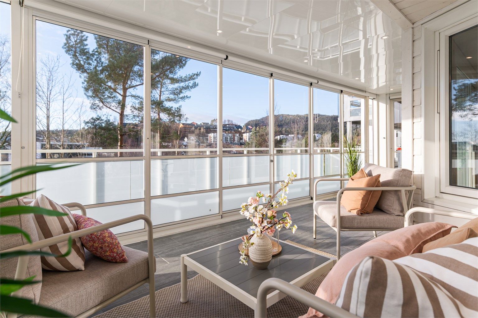 - Med vestvendt beliggenhet kan man nyte sol her fra ca. 12-21 midtsommers -