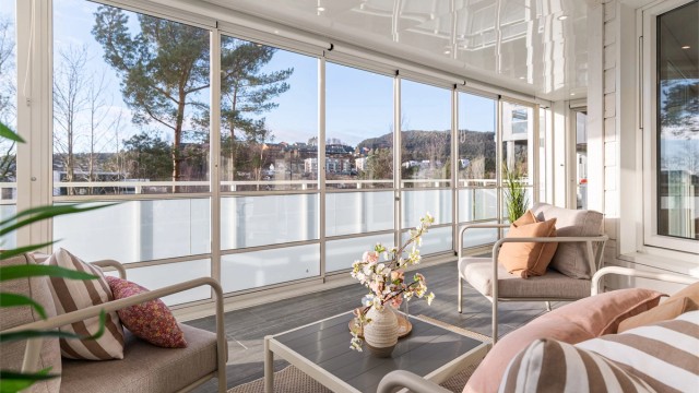 - Med vestvendt beliggenhet kan man nyte sol her fra ca. 12-21 midtsommers -