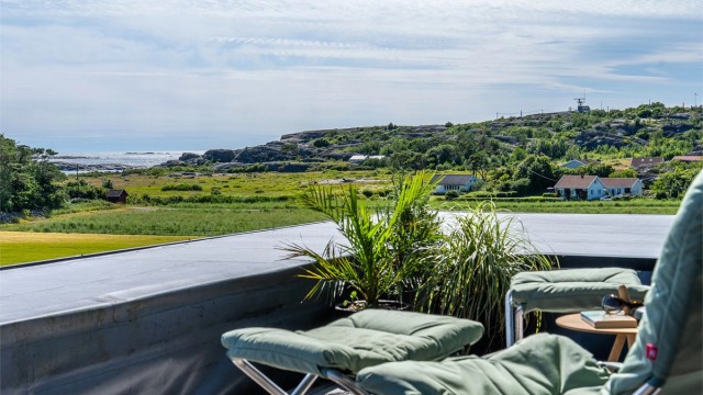 Fra terrassen åpner utsikten seg over landskapet og mot havet