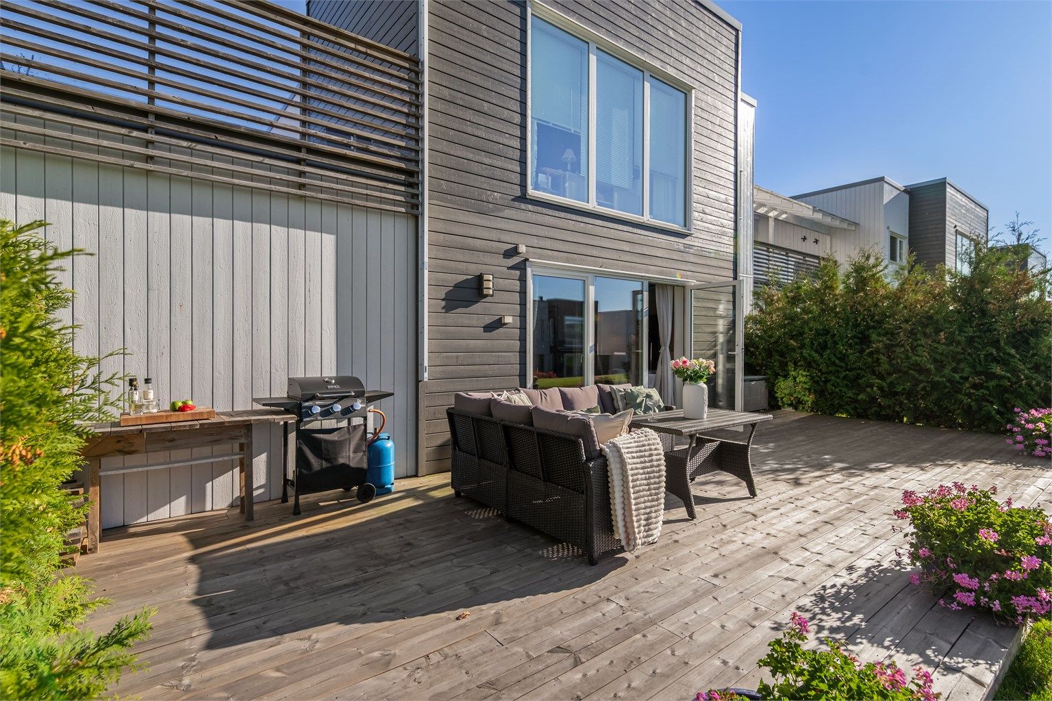 Terrassen har god plass til både sofagruppe, grill og beplantning.
