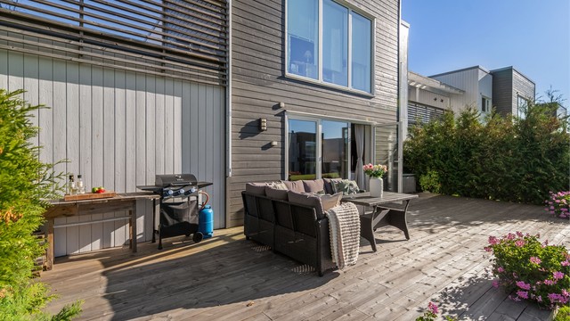 Terrassen har god plass til både sofagruppe, grill og beplantning.