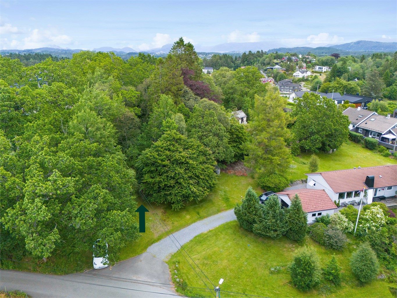 Tilkomst til tomten er en sti som ikke er opparbeidet. 