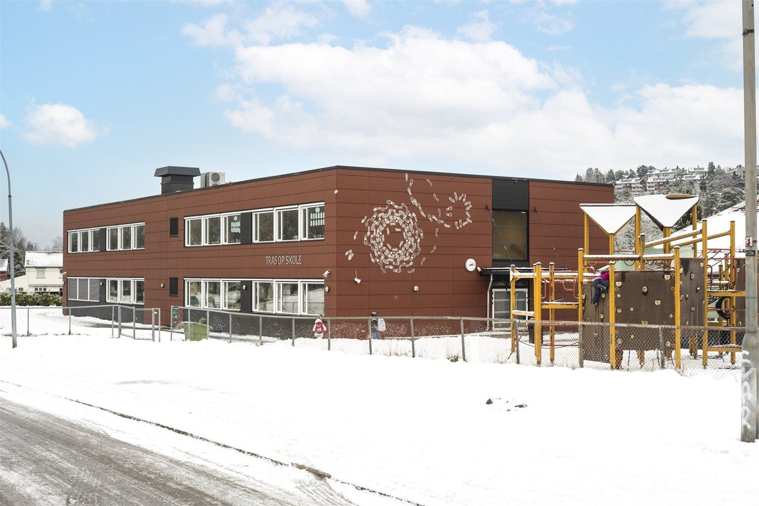 Trasop skole ligger noen få minutter unna til fots.