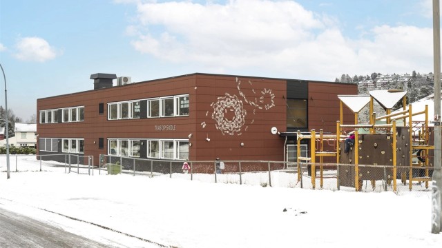 Trasop skole ligger noen få minutter unna til fots.