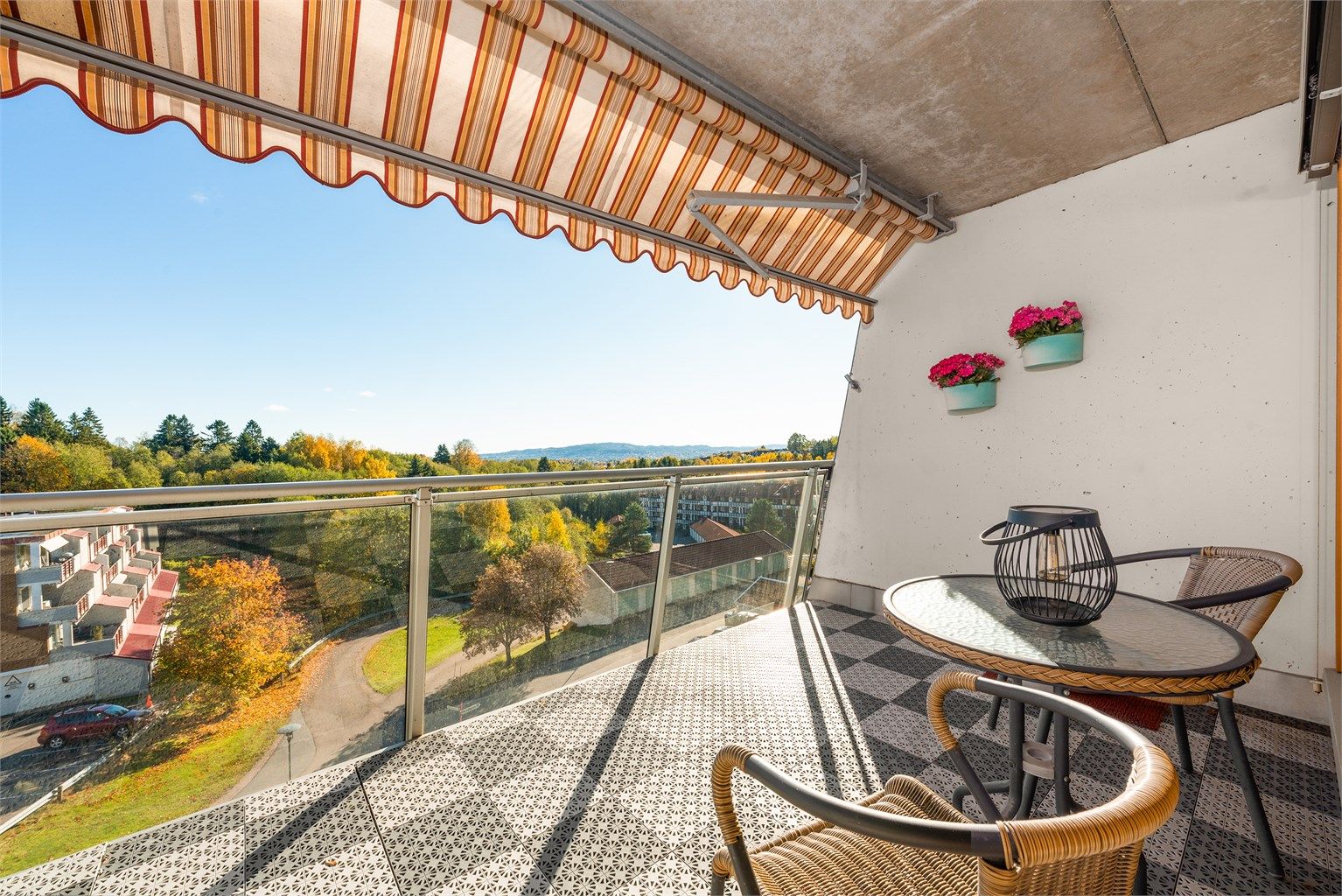 3-roms eierleilighet med alt på ett plan og en delvis overbygget terrasse.
Foto: Flytende film