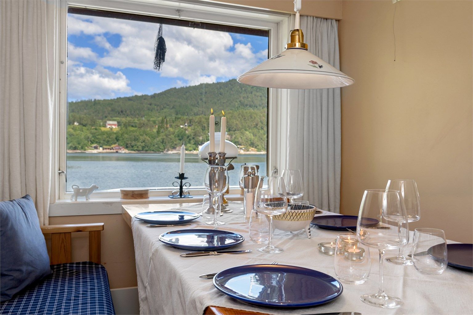 Flott utsikt fra spiseplass på kjøkkenet mot fjorden