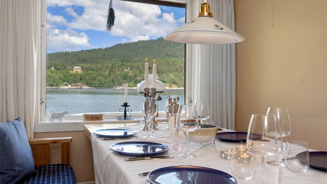 Flott utsikt fra spiseplass på kjøkkenet mot fjorden