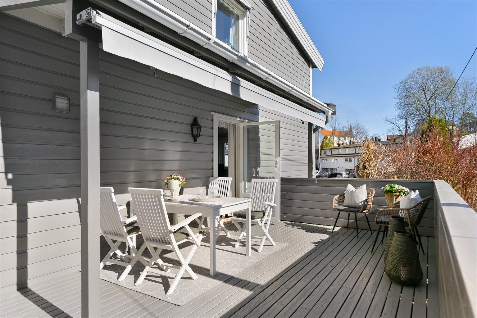 Balkongen har gode solforhold og er et hyggelig sted å nyte late dager