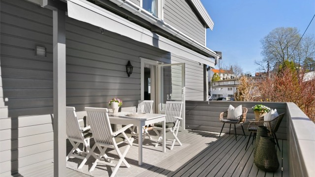 Balkongen har gode solforhold og er et hyggelig sted å nyte late dager