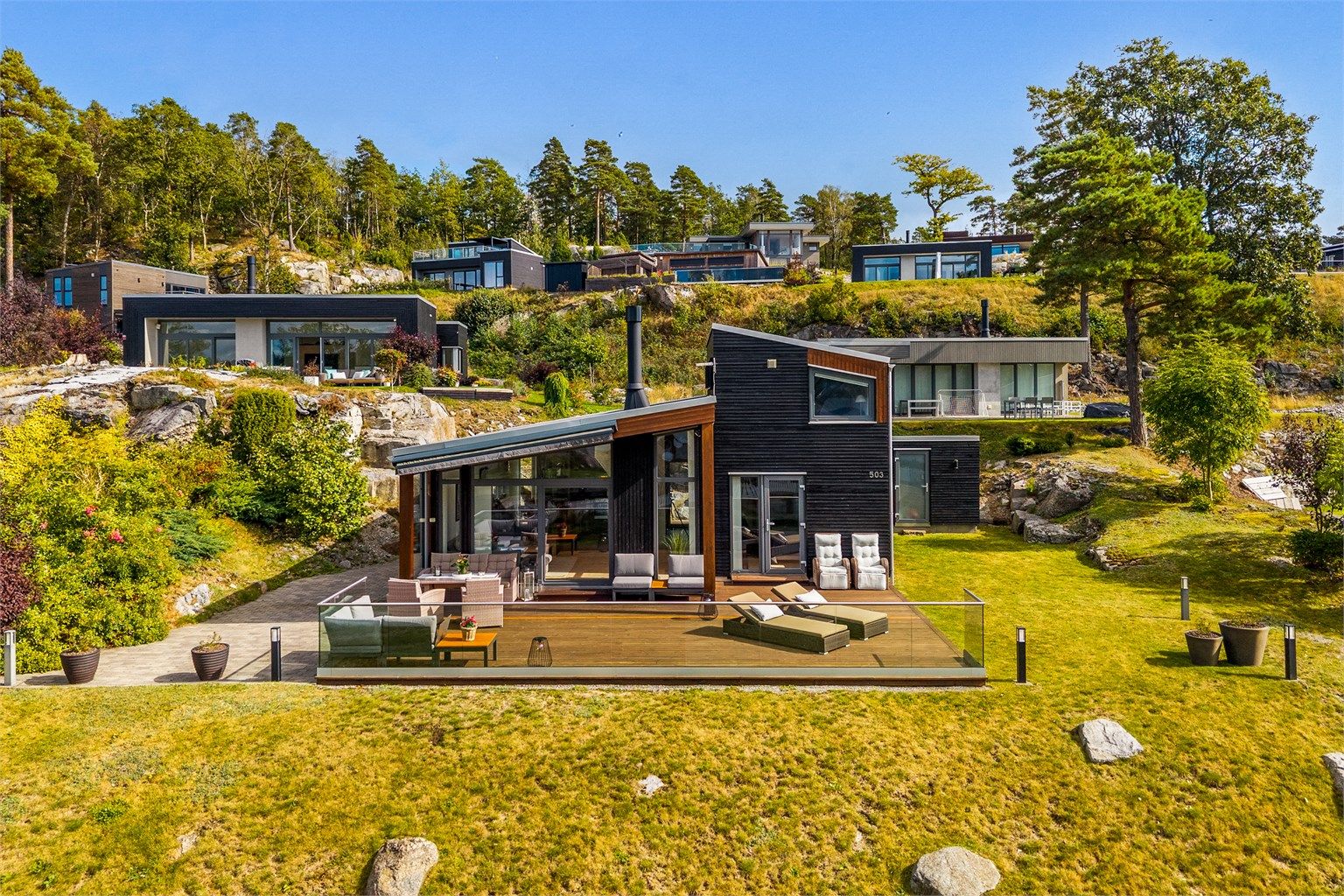 Lange linjer, rolige flater og butte vinkler. Når naturene spiller opp, sørger arkitekturen for elegante motsvar.