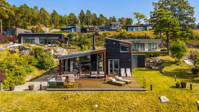 Lange linjer, rolige flater og butte vinkler. Når naturene spiller opp, sørger arkitekturen for elegante motsvar.