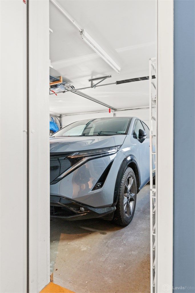 Den doble garasjen har direkte inngang til boligens entré.