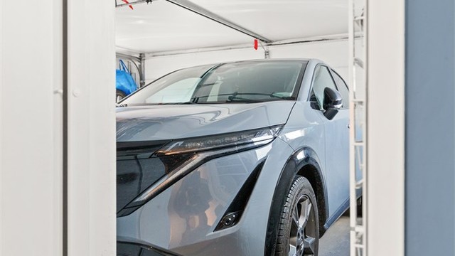 Den doble garasjen har direkte inngang til boligens entré.