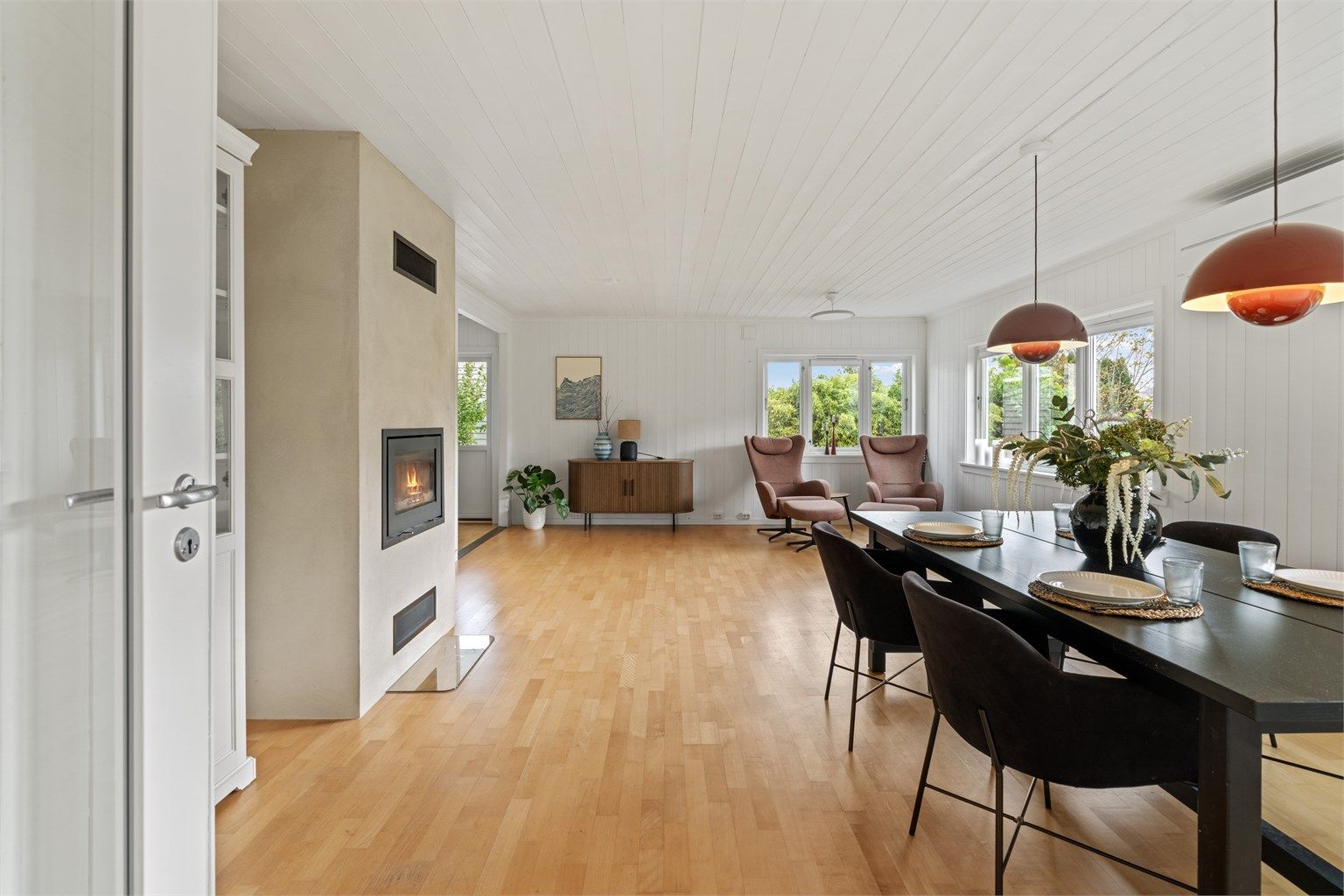 Stuen har gjennomgående parkettgulv og god plass til langbord for sosiale sammenkomster.