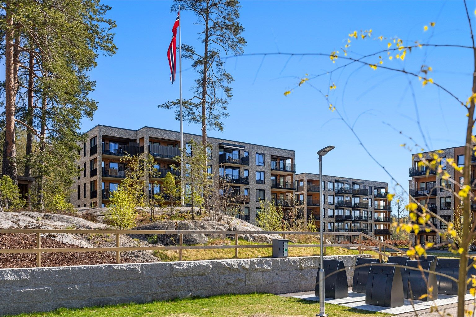 Fellesområdene er pent opparbeidet med plener, beplantning og sittegrupper til glede for beboerne.