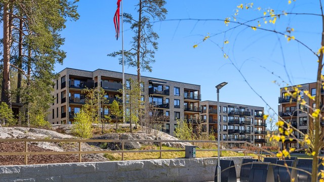Fellesområdene er pent opparbeidet med plener, beplantning og sittegrupper til glede for beboerne.
