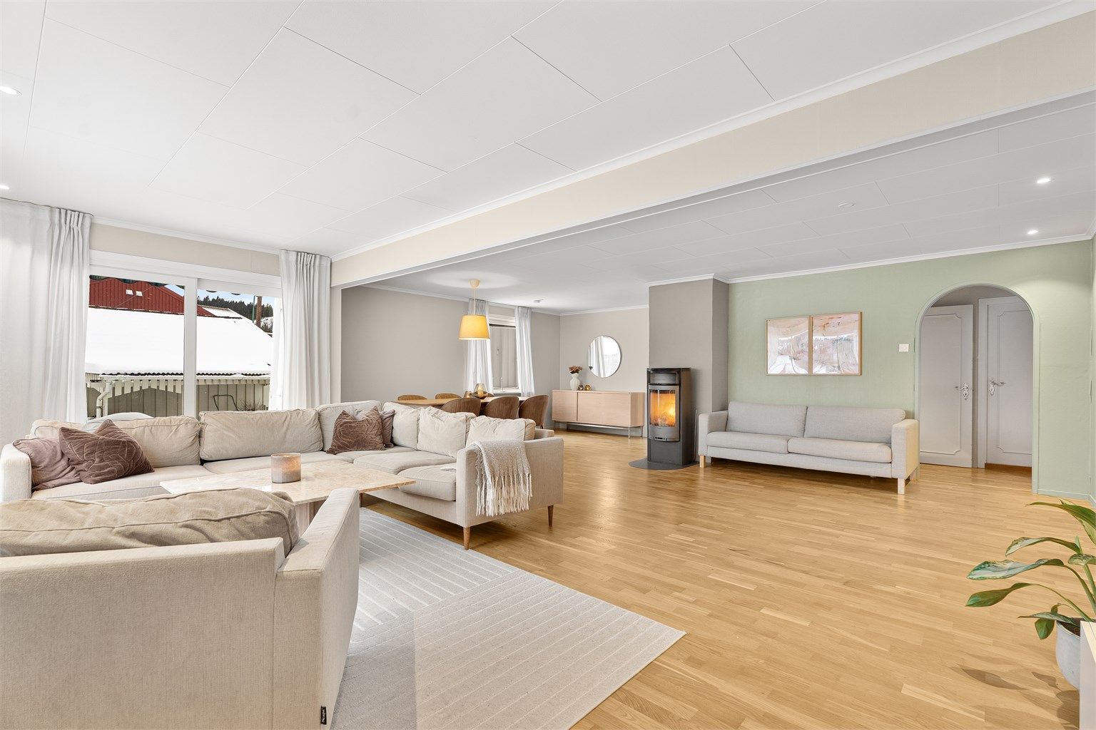 Boligens hovedstue er luftig og har godt med plass til flere sittegrupper