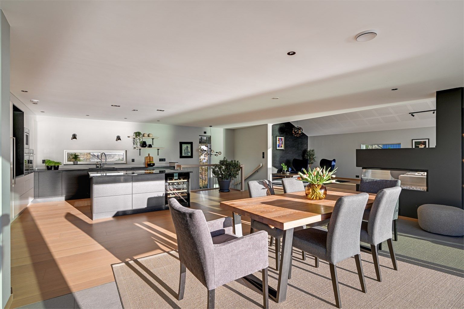 Det er en åpen stue/kjøkkenløsning, hvor stuen er delt inn i flere soner.