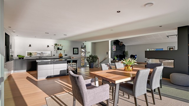 Det er en åpen stue/kjøkkenløsning, hvor stuen er delt inn i flere soner.