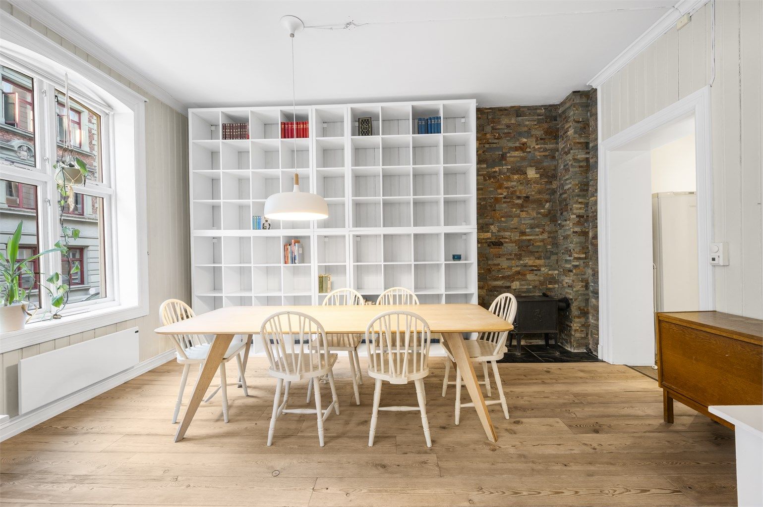 Leiligheten er en klassisk 4-roms med en arealeffektiv og god planløsning.