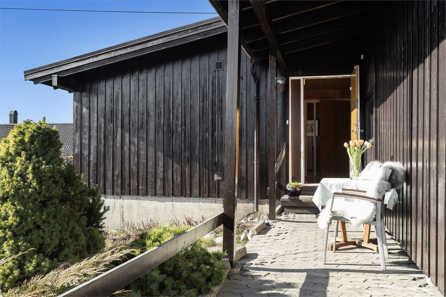 Overbygget inngangsparti med belegningsstein