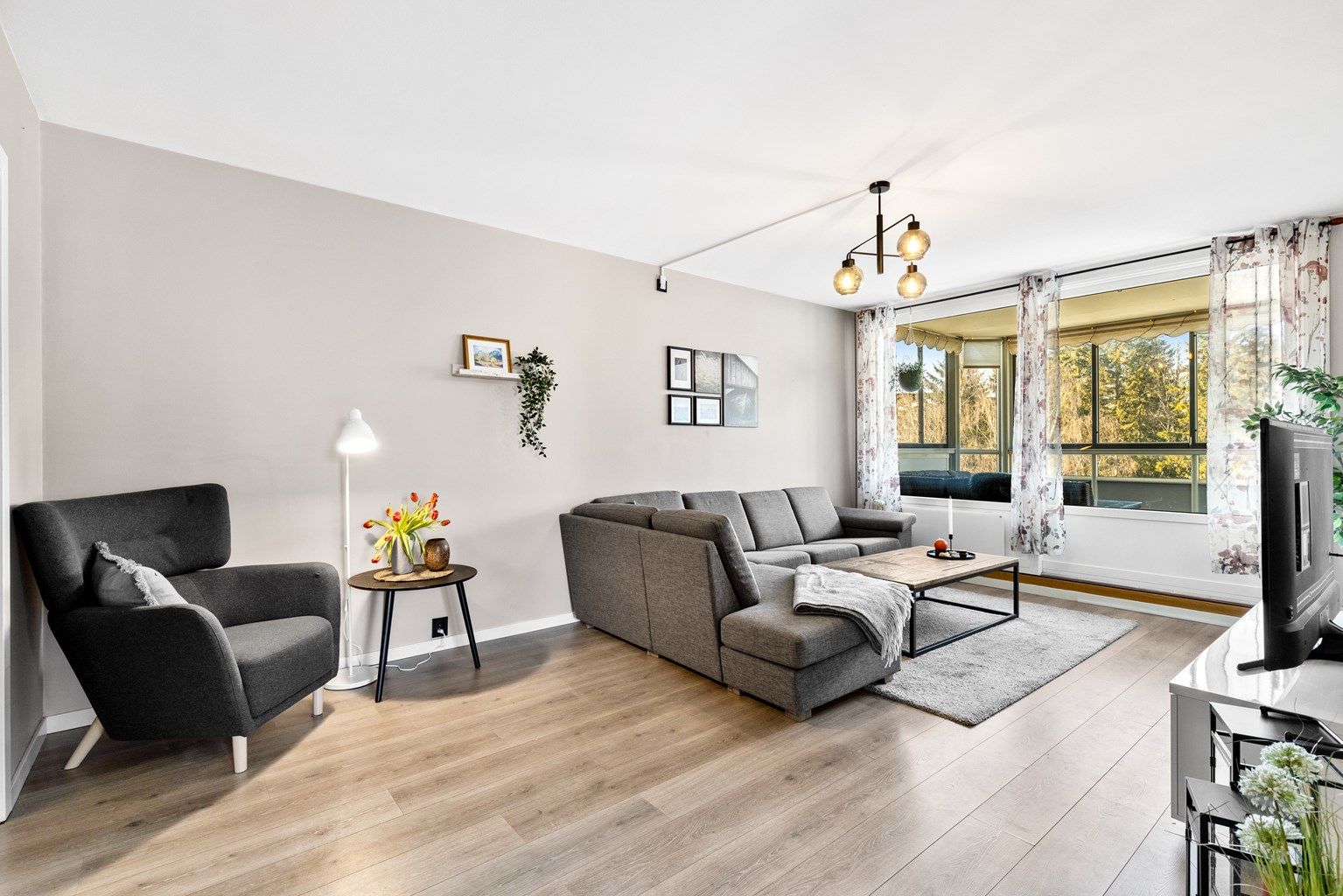 Robin Lauritzen har gleden av å ønske velkommen til Ludvig Karstens vei 14! 