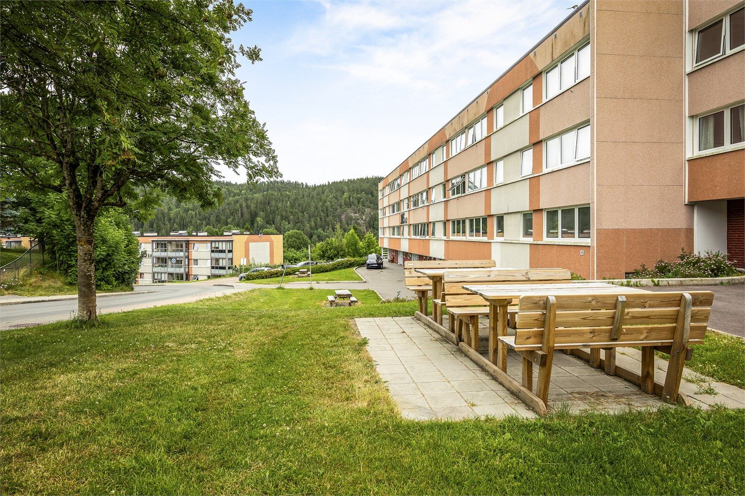 Sitteplasser på fremsiden av blokka.