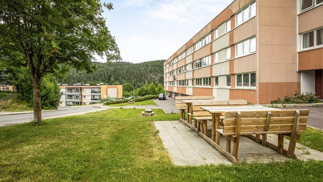 Sitteplasser på fremsiden av blokka.