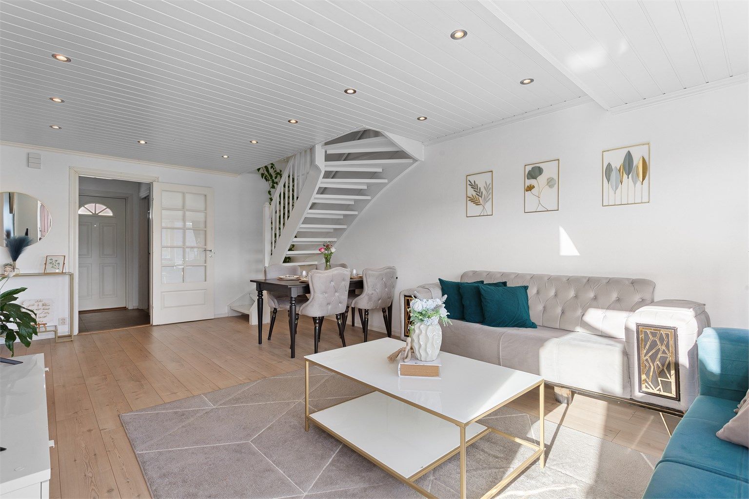 I stuen er det plass til både sofagruppe og spisebord 