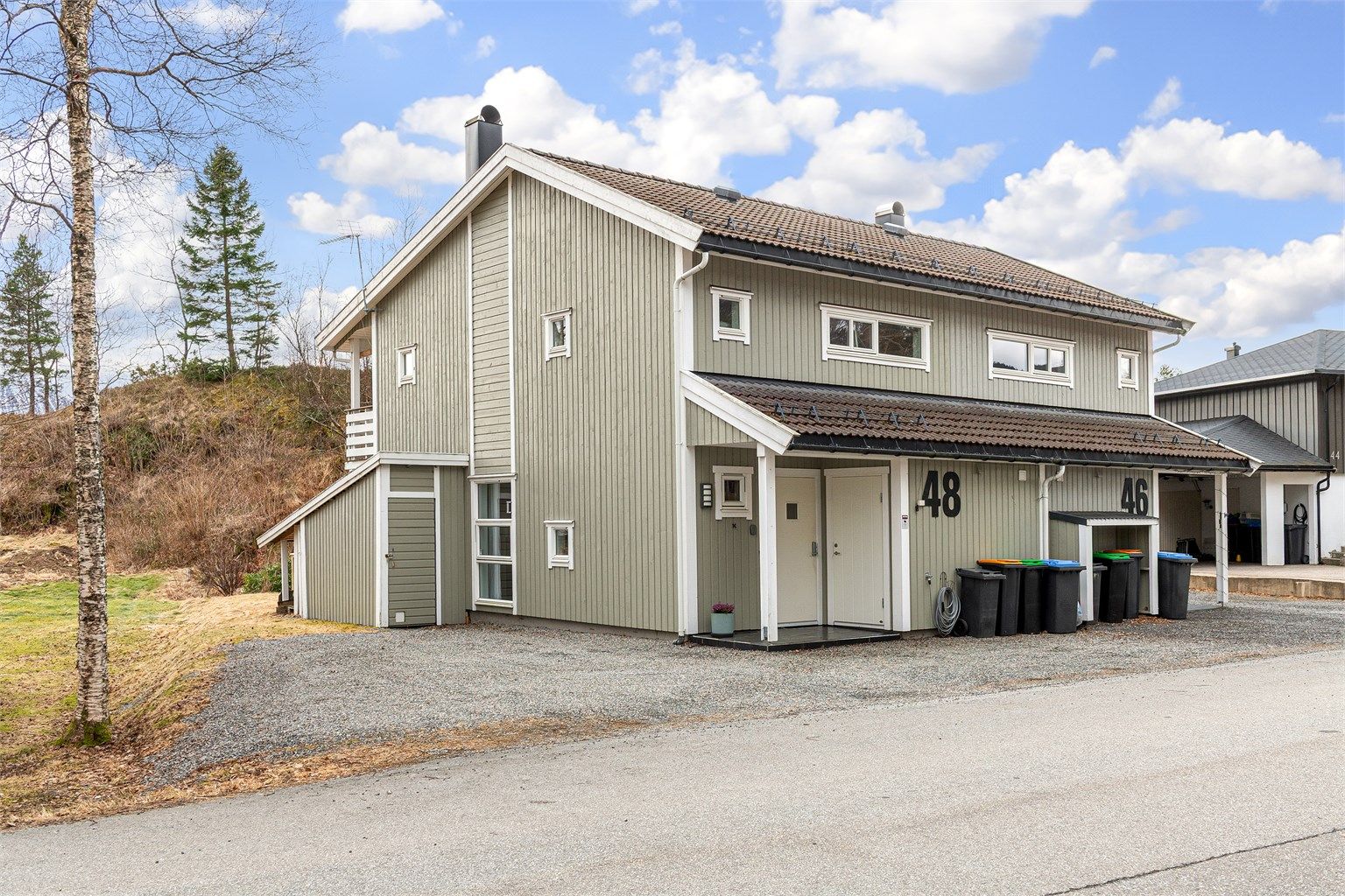 Tiltalende halvpart av tomannsbolig i et populært og familievennlig boligområde på Emblem.
