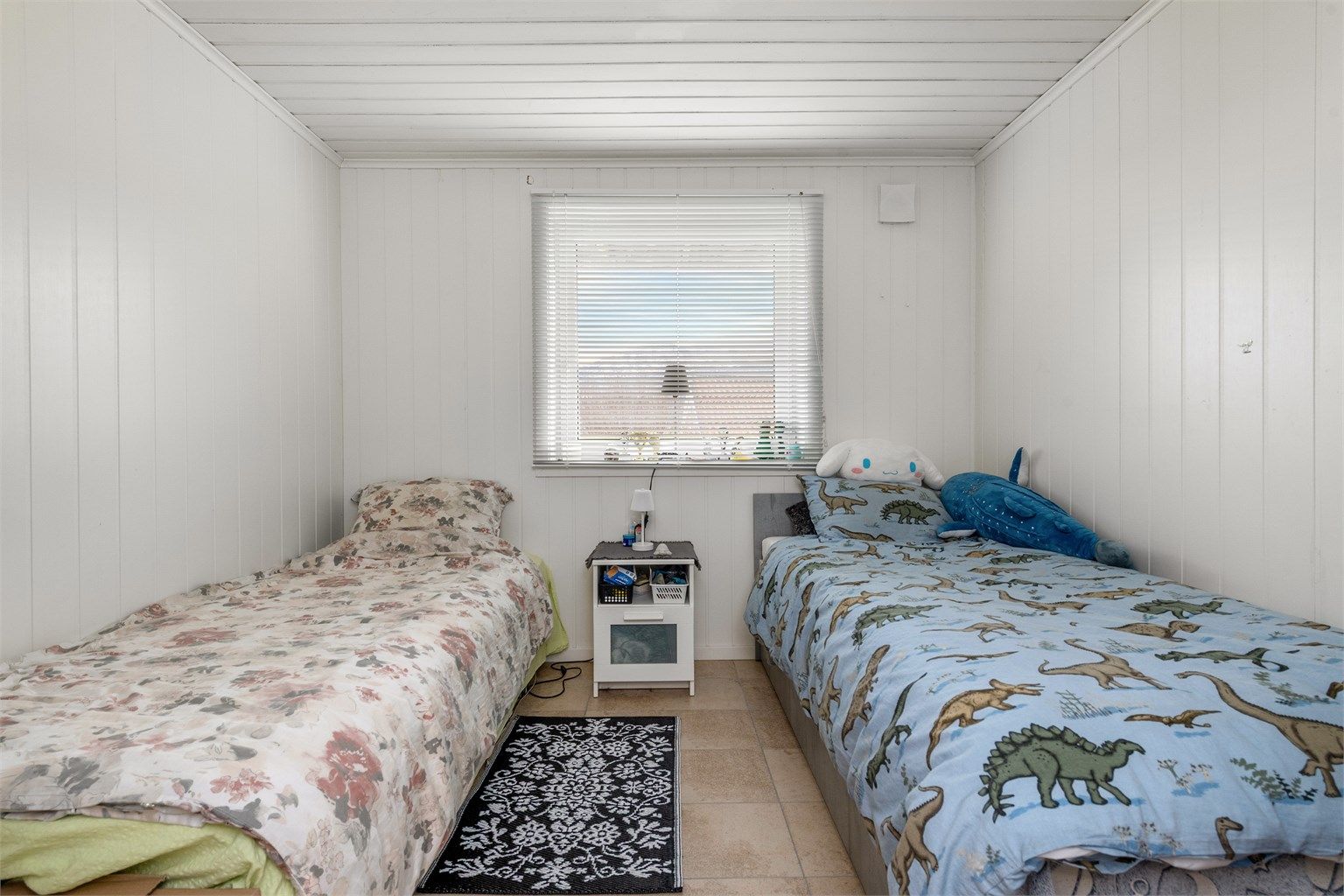 Innredet rom i underetasjen med gulvvarme, som i dag benyttes til soveplasser. Bruksendringen er ikke omsøkt.