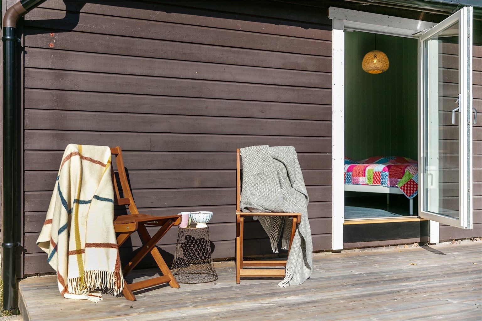 Fra det største soverommet i annekset er det utgang til en østvendt markterrasse på ca. 8 kvm – et lunt sted for morgenkaffen og rolige stunder i naturen