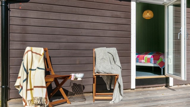 Fra det største soverommet i annekset er det utgang til en østvendt markterrasse på ca. 8 kvm – et lunt sted for morgenkaffen og rolige stunder i naturen