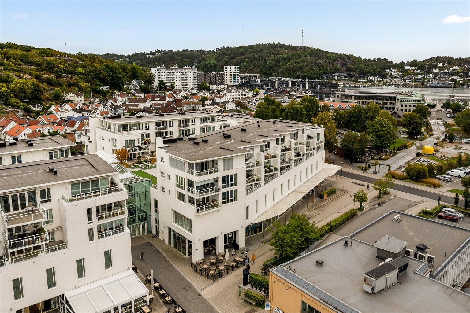 Velkommen til Torget 9! Eiendommen ligger sentralt plassert på Torget i Sandefjord, med byens fasiliteter like utenfor døren. Foto: [ Kron Media AS - Karl Filip Kronstad ]