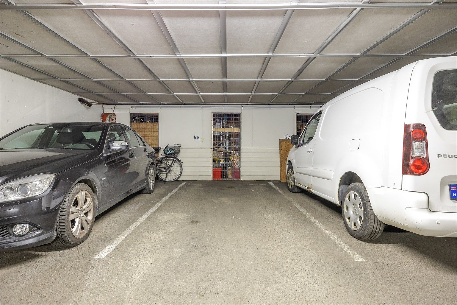 Det medfølger egen parkeringsplass og en bod i felles garasjeanlegg. Infrastruktur for elbillader er tilrettelagt.