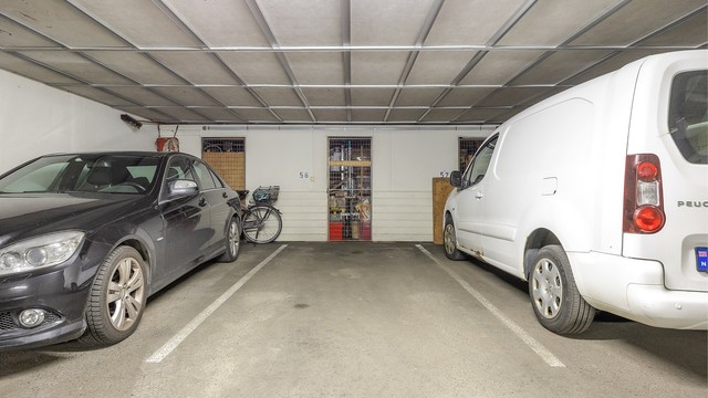 Det medfølger egen parkeringsplass og en bod i felles garasjeanlegg. Infrastruktur for elbillader er tilrettelagt.