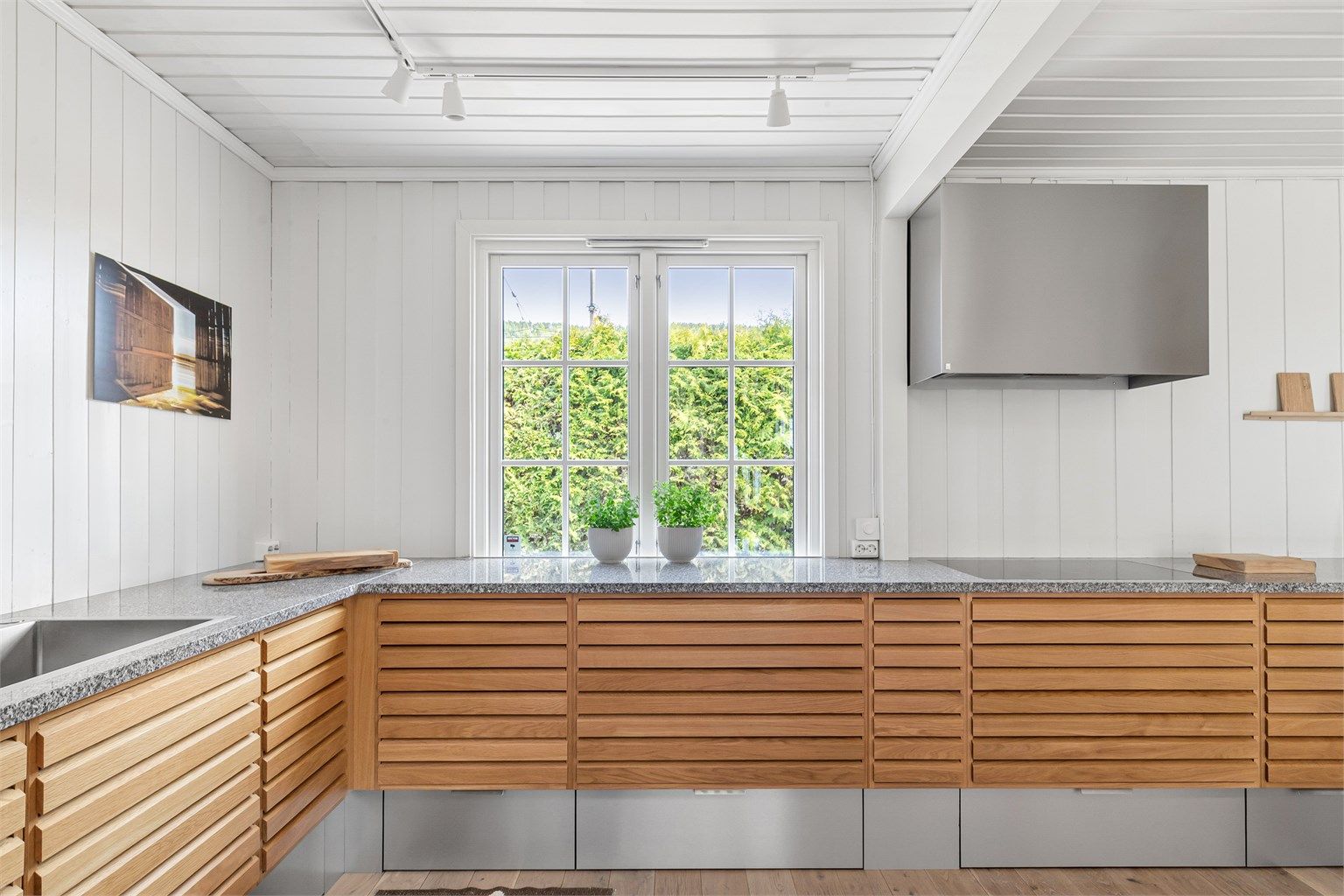 Innredningen har god oppbevaringsplass og fine arbeidsflater