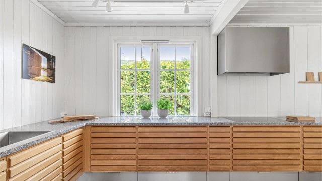 Innredningen har god oppbevaringsplass og fine arbeidsflater