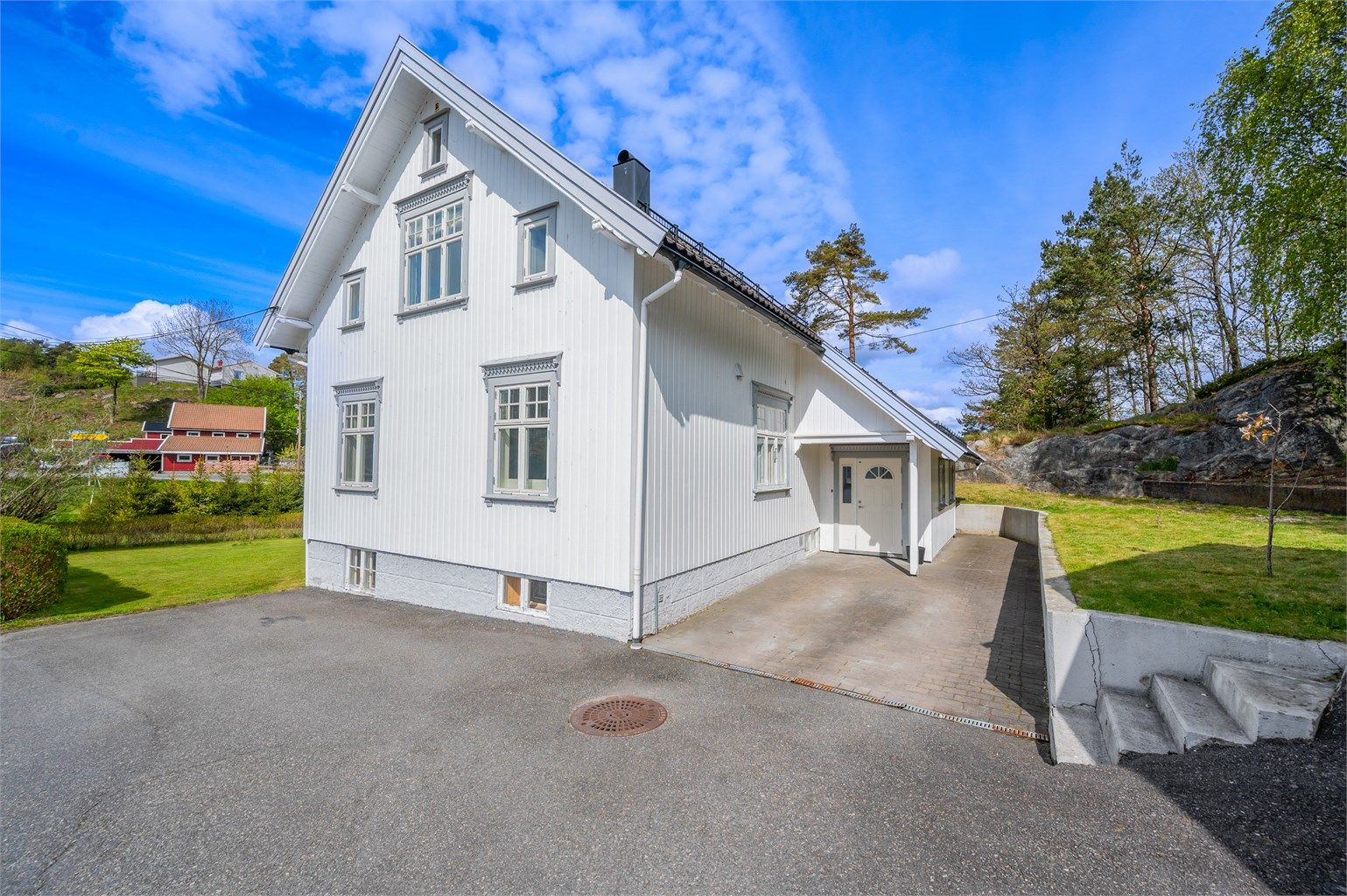 Eiendommen ligger sentralt på Kongshavn med kort vei til sjø og strand.