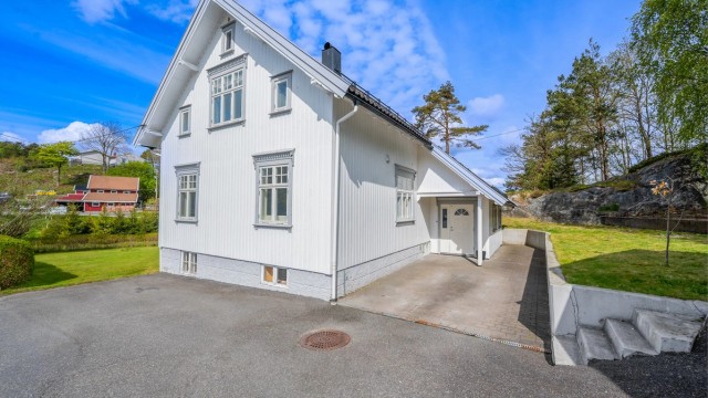Eiendommen ligger sentralt på Kongshavn med kort vei til sjø og strand.