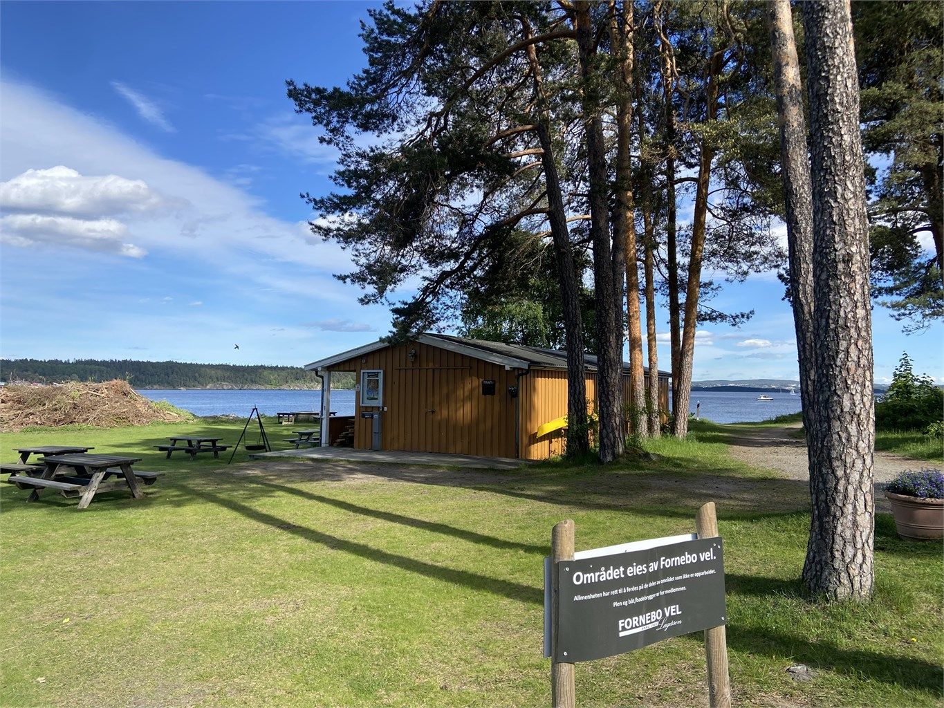 Ved medlemskap i Lagåsen vel (koster 500kr i året) så får man tilgang til felles strandområdet med båtplasser som kan leies, og mulighet for bading og grilling.