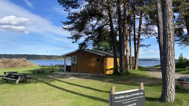 Ved medlemskap i Lagåsen vel (koster 500kr i året) så får man tilgang til felles strandområdet med båtplasser som kan leies, og mulighet for bading og grilling.