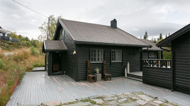 Inngangsparti med skiferbelagt adkomst og tilknytning til terrassen.