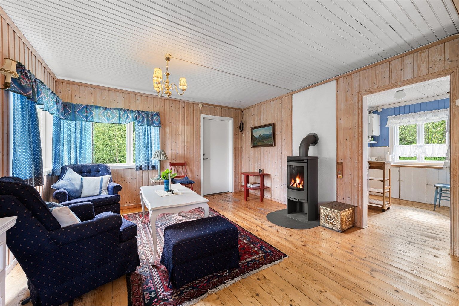 Stue med vedovn og åpen løsning mot kjøkken