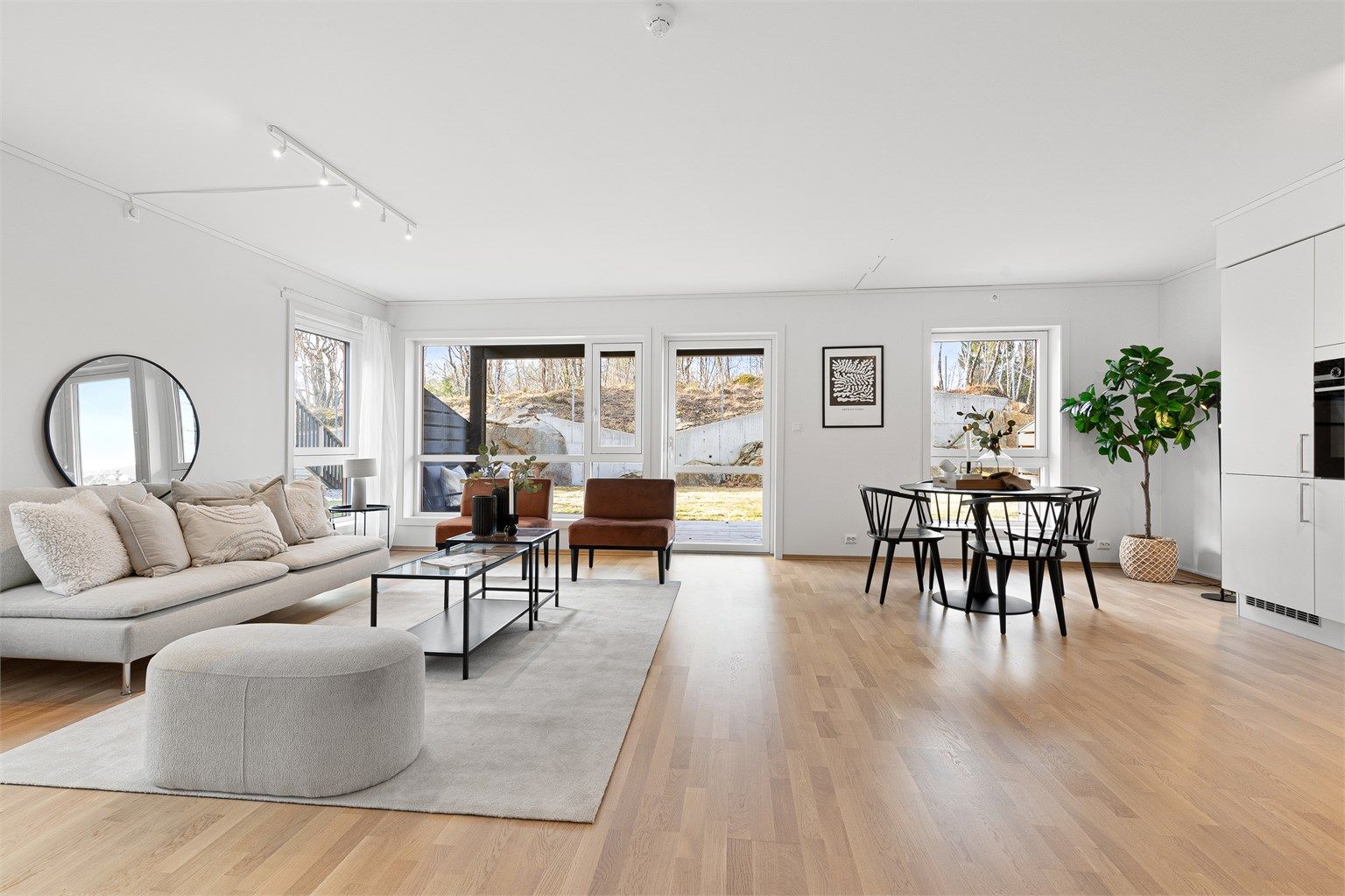 Stue og kjøkken i åpen løsning med god plass til både sofagruppe og spisestue