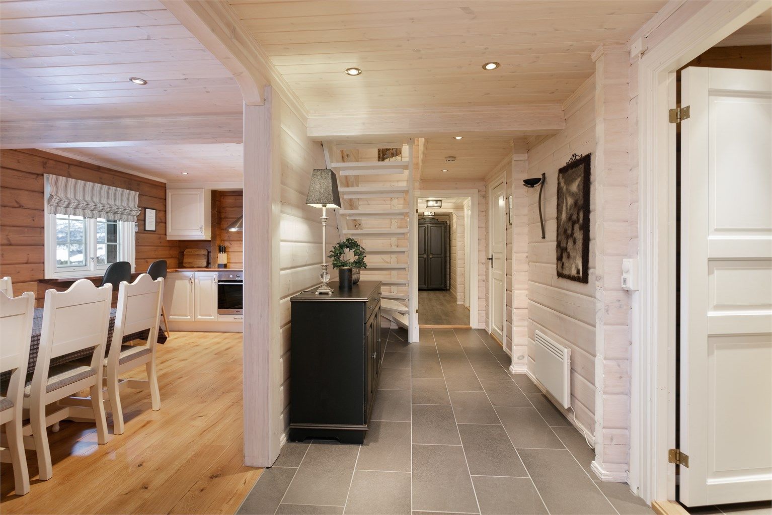 Det er åpent fra kjøkken/spisestue  til hall/trapperom