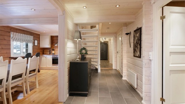 Det er åpent fra kjøkken/spisestue til hall/trapperom