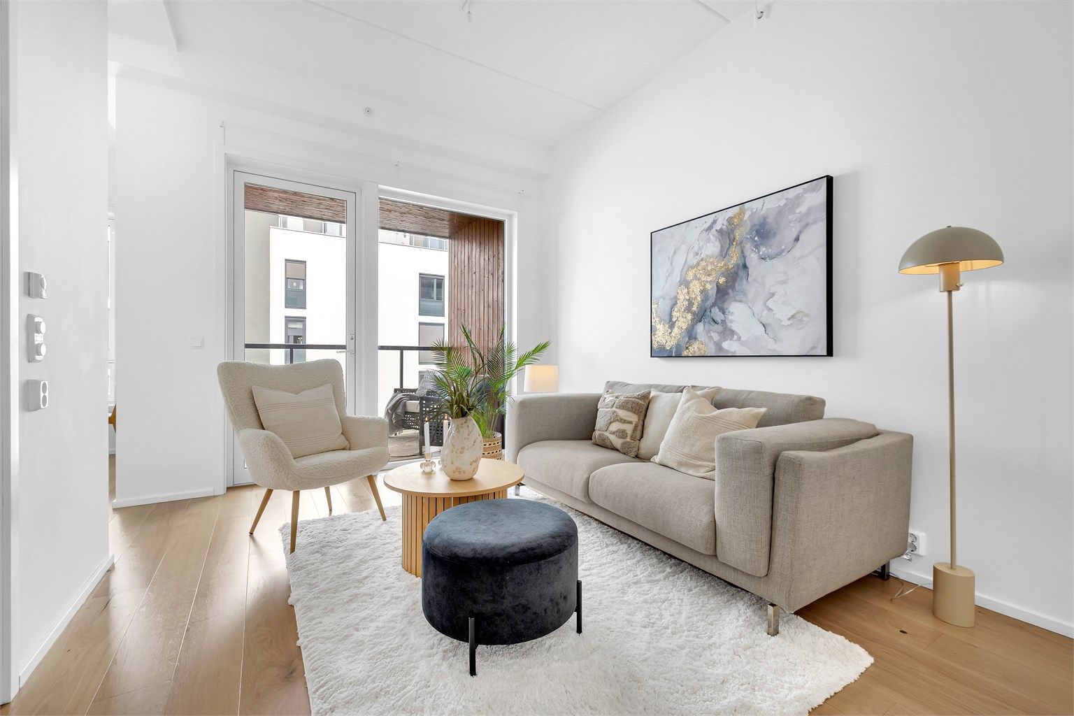 Eiendomsmegler Krogsveen v/ Vegard Gran-Andersen ønsker deg velkommen til Storgata 37, en moderne og pen 2-roms leilighet i byggets 6. etasje! 