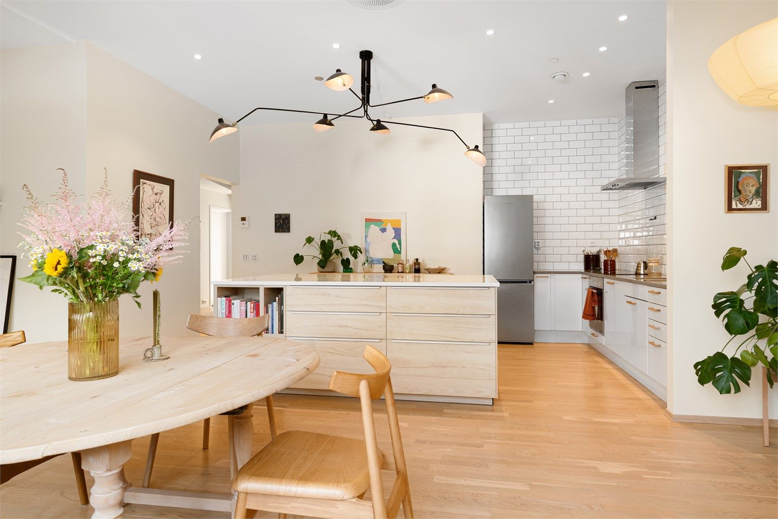 Kjøkkeninnredningen er fra Sigdal (2017) og har en stor kjøkkenøy fra Ikea som fungerer som et naturlig samlingspunkt.